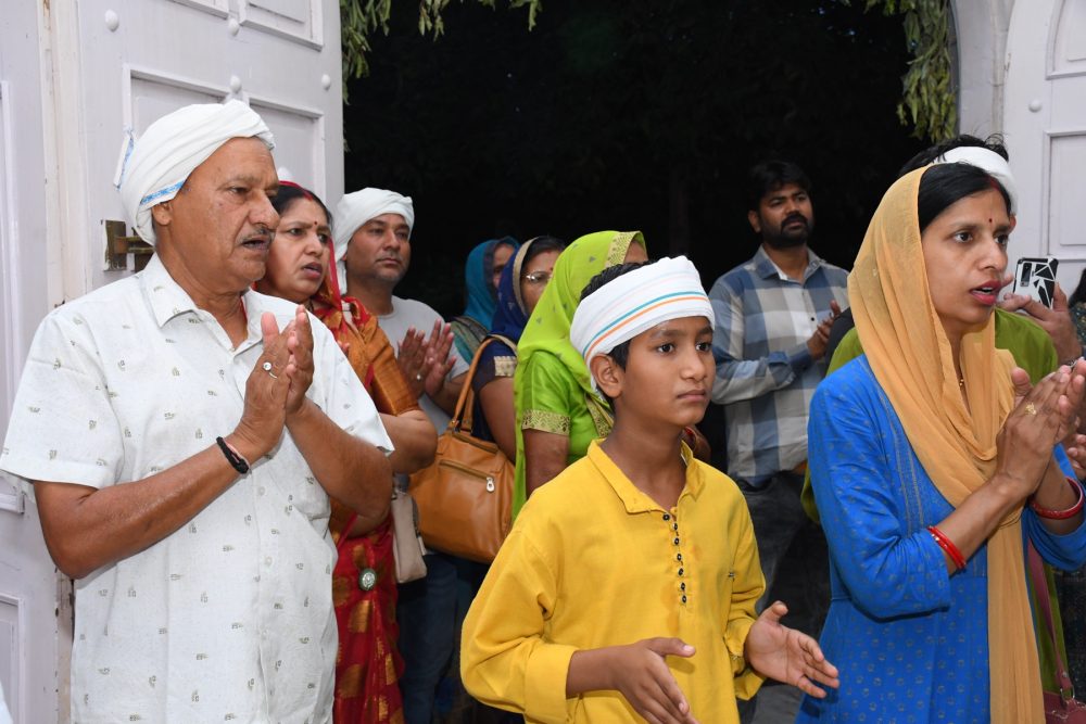 श्रद्धा के साथ आयोजन से जुड़े भक्त