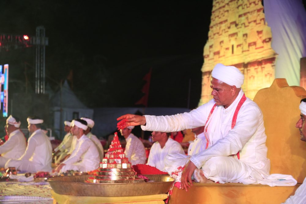 पूजन-अर्चन में भक्तों का प्रेम